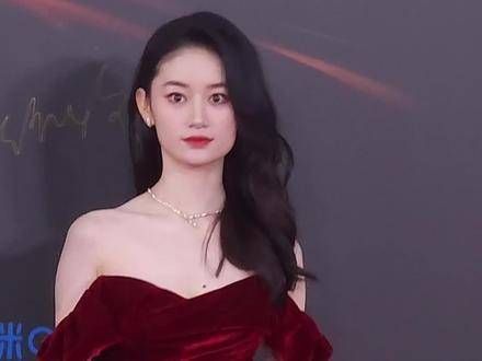 花楹早已蜕变为独当一面的大美女啦~一袭酒红色长裙更显肌肤白皙!