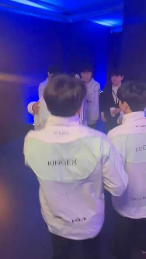 DK官推更新赛前热身视频: One, two, three DK Fighting