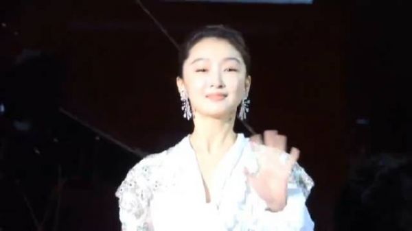 周冬雨亮相釜山电影节,与宋仲基破次元同框,两人聊天内容被译出