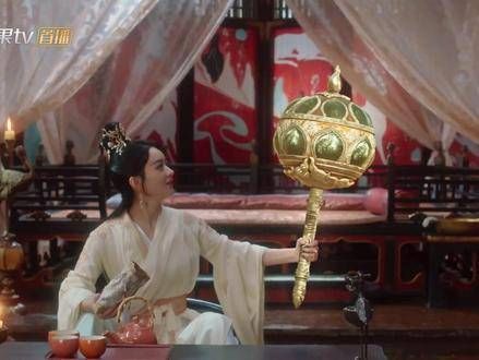 所有兵器中,王爷最钟爱的便是这对琉璃锤,平日里细心擦拭…