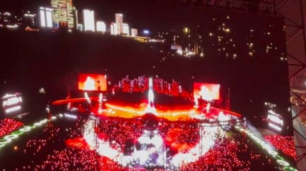 华晨宇2024火星演唱会贵阳站,有点中二又有点浪漫的设计,用枪吻点燃烟花…