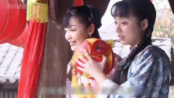 女人只是迟疑了一秒,他的男友便接了别人的绣球,这下麻烦了