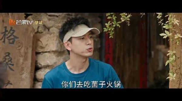 云苗村人满为患,阿遥耐心给游客介绍,井井有条