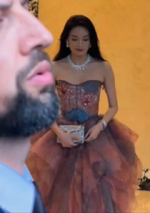 小时候觉得舒淇不好看!现在觉得她挺美!