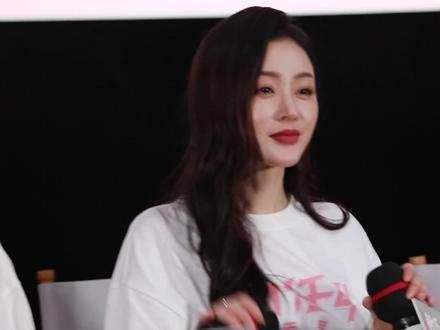 张天爱在接受采访时,两边都递来了话筒…
