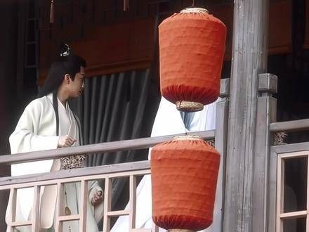 阁楼远眺,蓝衣飘袂~ 小范大人的氛围感直拍来啦!