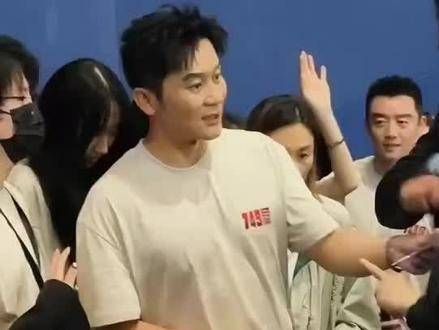 北京首映礼上，旁边的姐妹让李晨给鹿晗带话 鹿晗