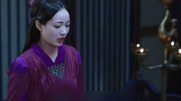 女人只是摸了一下自己的脸颊,下一秒竟变成一个男人的模样