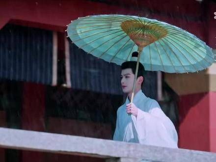 感觉男二快崩溃了，撑伞那段拍得真有氛围，雨中跪下的她…