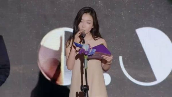 两岸三地演员最和谐的奖项互动在釜山,周冬雨念出获奖人林依晨并给她颁奖…