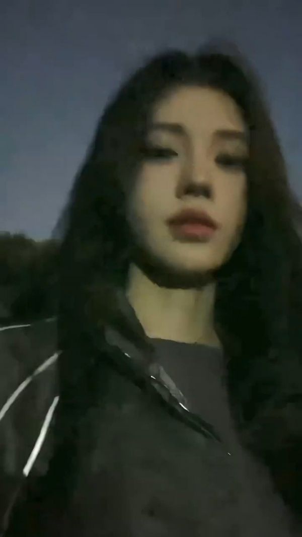 鞠婧祎氛围感夜拍视频,是夜色满分美貌营业的小鞠呀,假期快乐呀