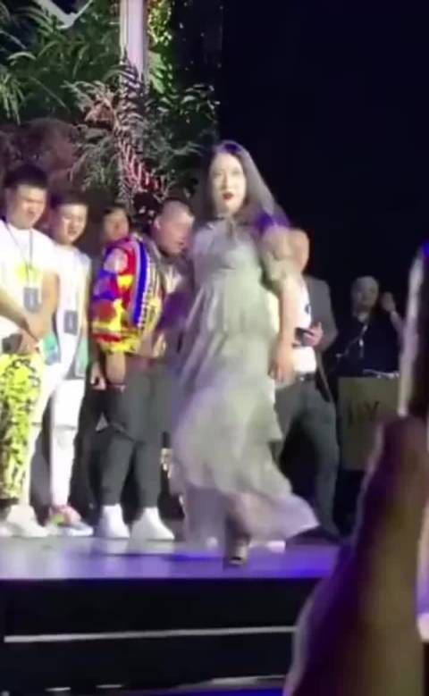 本以为甩头就是最高绝招了