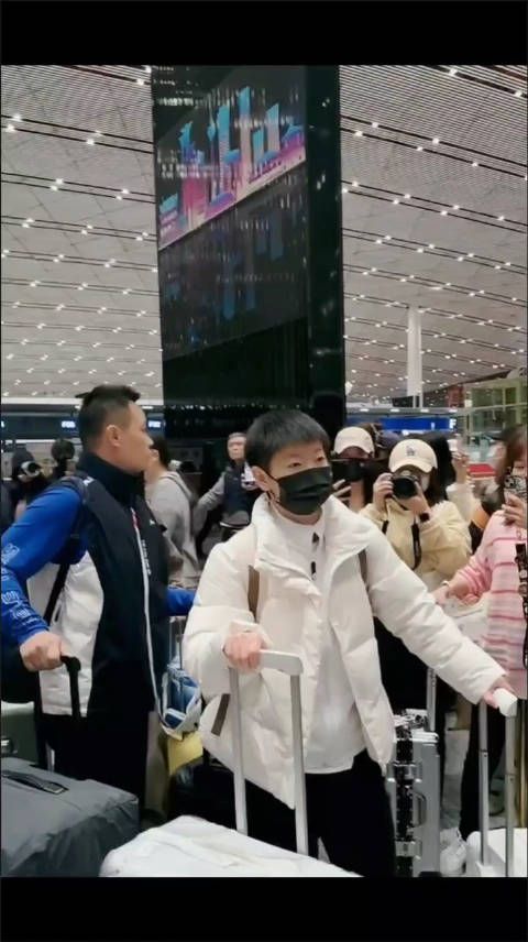 出发哈萨克斯坦,真的太辛苦了莎宝,对视一瞬间…