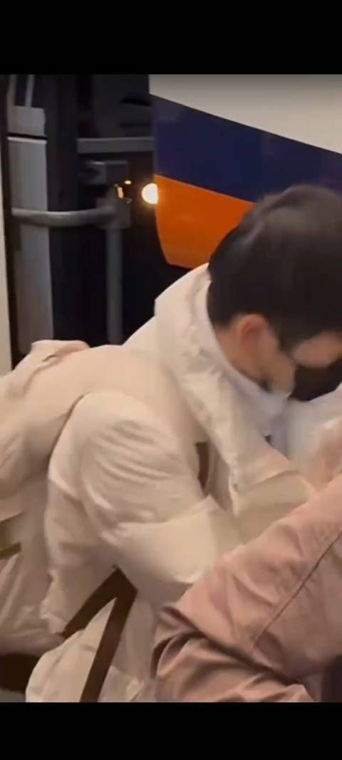 白色与黑色的旅程:楚钦孙颖莎赴哈萨克斯坦比赛,期盼健康顺利