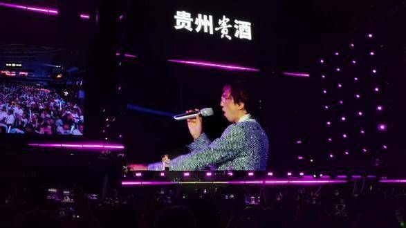 为了爱勇往直前,早已尝遍爱情的酸楚,当熟悉的前奏响起,无数回忆涌现