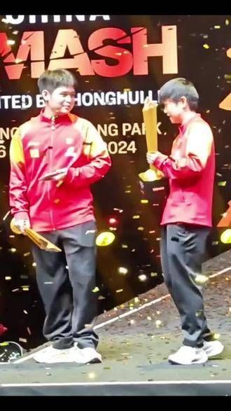 两位冠军自拍,小石头对莎姐真是尊敬有加啊