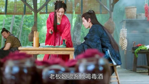 老板娘为客人喝毒酒，结果男人喝了一壶竟啥事没有