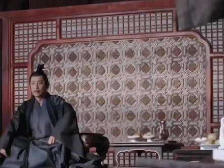 细节在于，当刺客到来之际，众人四散奔逃，有人拼死护卫…