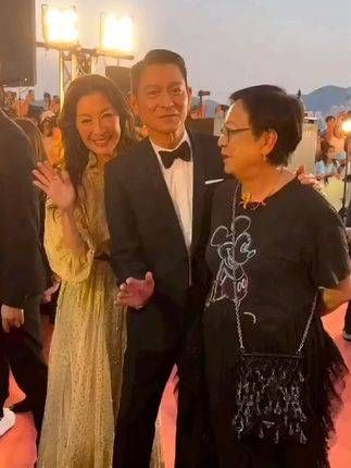 现身金像奖红毯,当她遇见 刘德华 时,两人热情拥抱并合影留念…