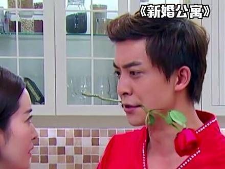 在家中戏精上身疯狂撩老婆,没想到竟被大姨子意外撞见!
