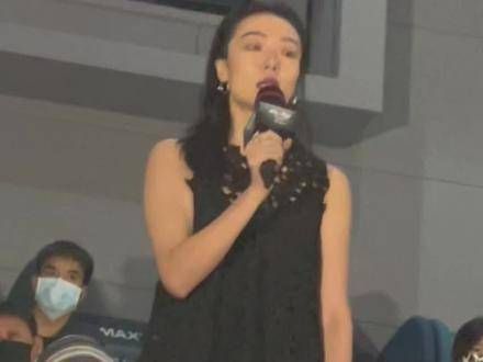 现身首映!她真是太美了~ 她说以后见到范伟 会感到害怕…