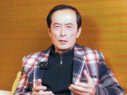 演员董祁明再现《亮剑》“鄙人不善奔跑”经典桥段~ 再现 名场面