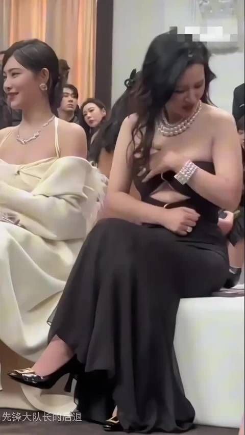 张萌看秀抹胸裙造型,姐姐好辣张萌 美出高级感 女人味十足 ?辣身材