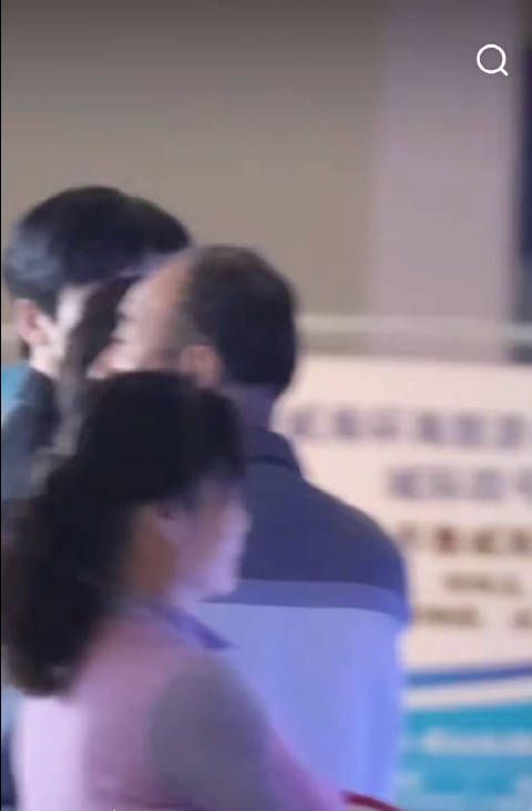 张凌赫生图路透，这巴掌小脸，素颜也闪闪发光