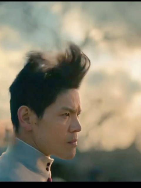 向佐终于活成了自己的模样,没人再说他是谁的儿子,谁的老公,他就是向佐