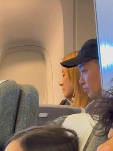 网友飞机上偶遇陈奕迅夫妇,徐濠萦入眠沉睡,陈奕迅在刷剧吃冰淇淋