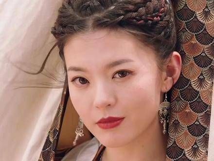 格心薇展现出生气勃勃的野性美,野性小狮子穿梭于大漠之间漠风吟关畅 狮子