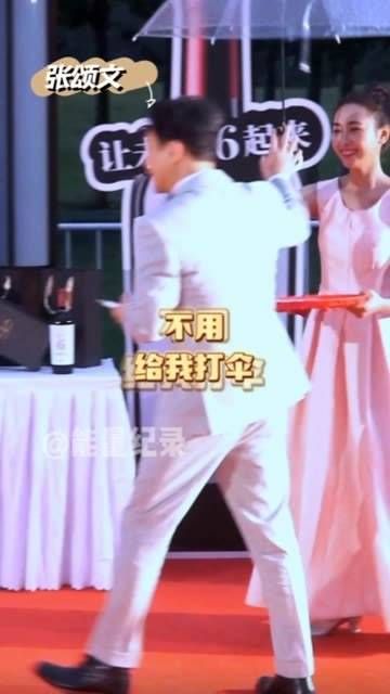 婉拒礼仪打伞,用心在背板上签名 高启强 张颂文