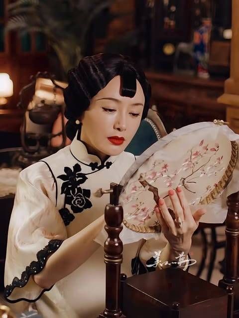 钟灵的亲生母亲原来来自花柳巷,易老太太极为看重阶层名誉…