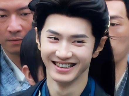 陈哲远与其他演员讨论发财的话题,笑得格外开心?