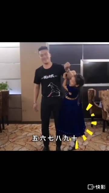欧豪背着小女孩做俯卧撑,将她高高举起,与她击掌?,真是让人羡慕?