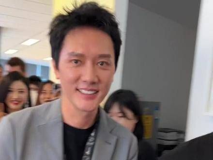 景甜拍了拍冯叔,介绍道这是我们老板,冯叔立刻转头回应:这是我们的老板娘!