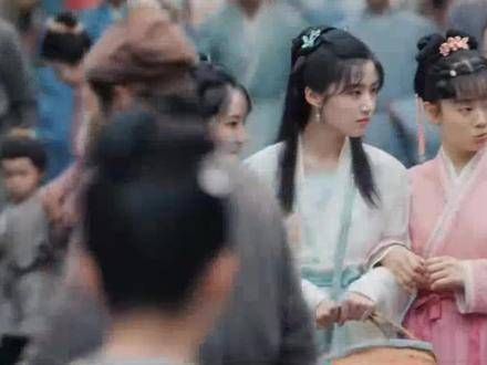芍药一步三回头，后面的人迈着六亲不认的步伐，刚到关键时刻就响起片尾曲了…