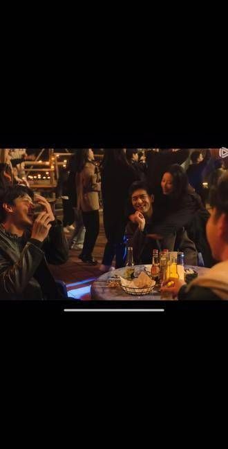 谁能体会这摸脸杀的甜蜜,真是爱情的气息,暧昧期果然是最迷人的…
