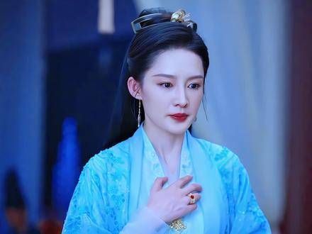 范家的女眷们身着鲜艳夺目的衣衫!