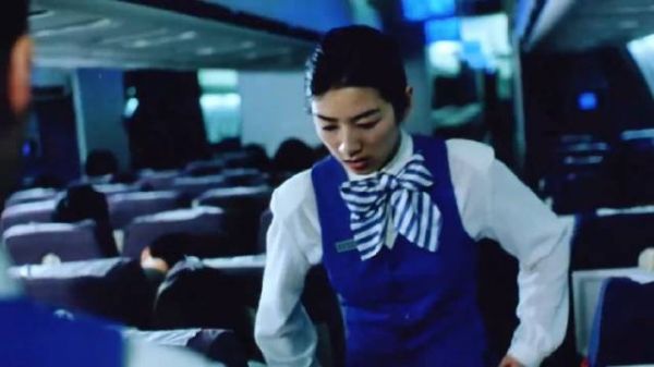 空姐不仅自己脱掉丝袜,还让乘客也脱掉!
