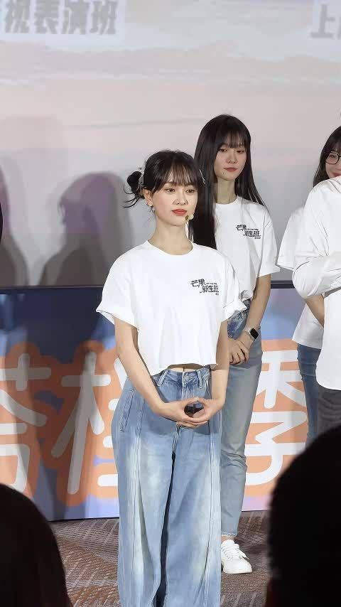 实在是太喜欢这样的可爱女生了,一双无辜的大眼睛眨来眨去…