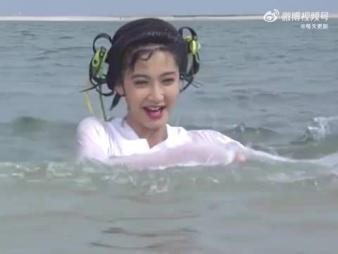 漂亮鲤鱼精在河里玩水,岂料却被人看到了鲤鱼尾巴