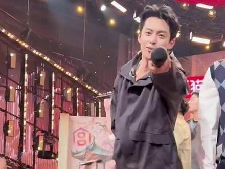 宝宝说“话筒交给你了,一起来合唱吧”