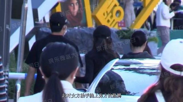 韩东君带妈妈与一女生看房,还与女生一起挽手聚餐吃火锅,疑似新恋情曝光