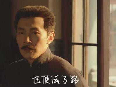 透过斑驳的树影，阳光洒在身上，此刻此刻…