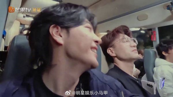 在五公舞台结束的那一刻,哥哥们共乘一辆大巴,雅的怀旧与井胧的旋律…