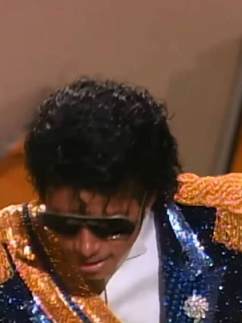 迈克尔杰克逊(Michael Jackson)格莱美摘墨镜名场面:在1984年的格莱美上…