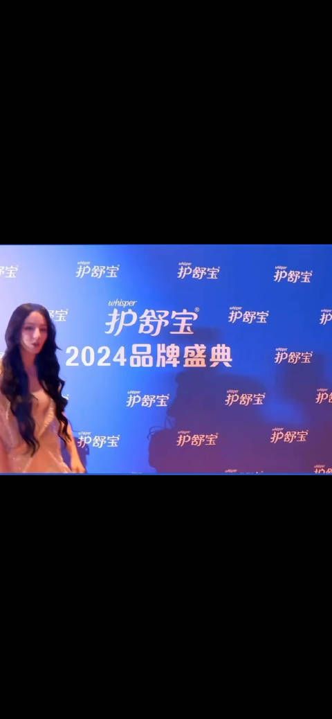 迪丽热巴今天活动镜头签名,怼脸美死啦