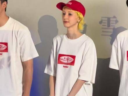 华晨宇的女友出席首映礼时戴着一顶红色帽子,kswl? 华晨宇