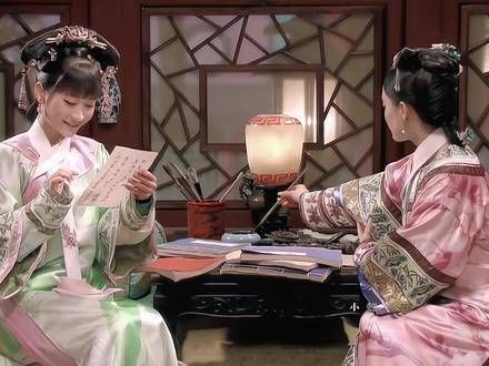 从前她们都是紧挨着桌子而坐,到最后,安陵容依旧坐在原位…